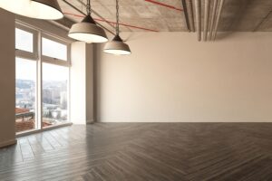 חדר עם פרקט עץ חום כהה.